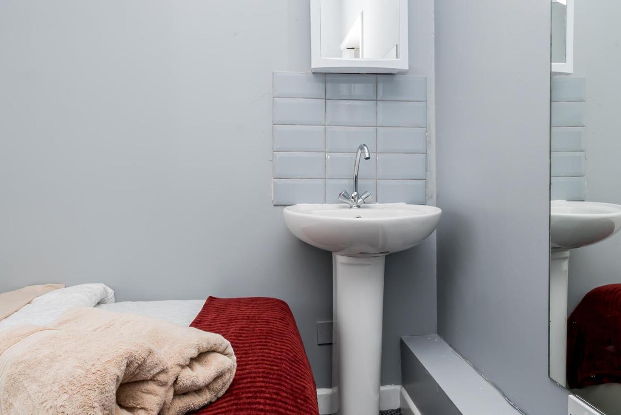 Shirley House 2, Self Catering Guest House, Self Check In, Smart Locks, 10 Min Walk To Southampton General, Aspire And Princess Anne Hospitals, Access To Fully Equipped Kitchen, Excellent Transport Links, Ideal For Longer Stays And Hospital Shifts Bagian luar foto