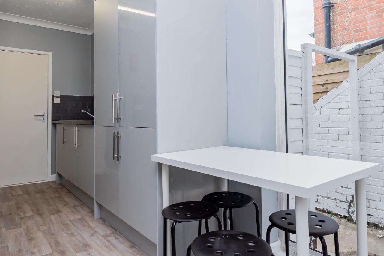Shirley House 2, Self Catering Guest House, Self Check In, Smart Locks, 10 Min Walk To Southampton General, Aspire And Princess Anne Hospitals, Access To Fully Equipped Kitchen, Excellent Transport Links, Ideal For Longer Stays And Hospital Shifts Bagian luar foto